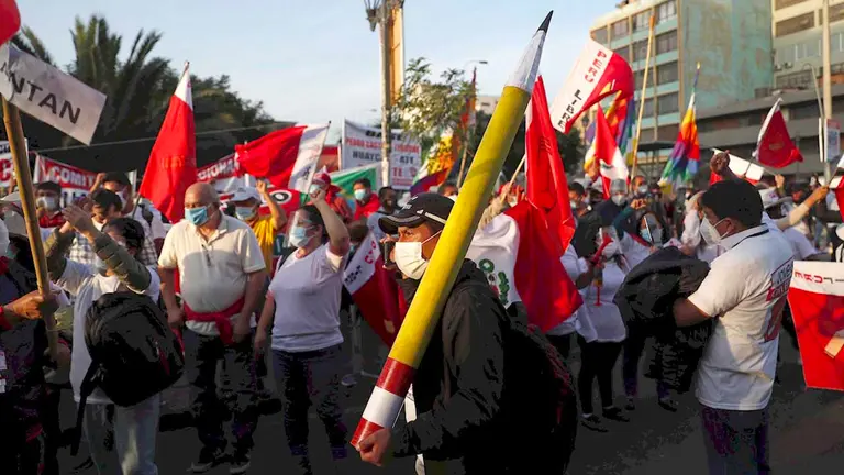 Simpatizantes del candidato presidencial Pedro Castillo se manifiestan frente al Jurado Nacional de Elecciones hoy, en Lima (Perú). EFE