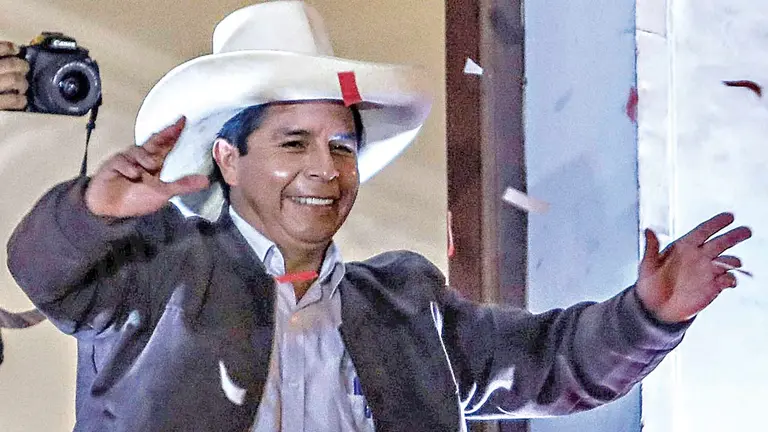 El candidato presidencial peruano Pedro Castillo saluda a sus seguidores en Lima, Perú. EFE