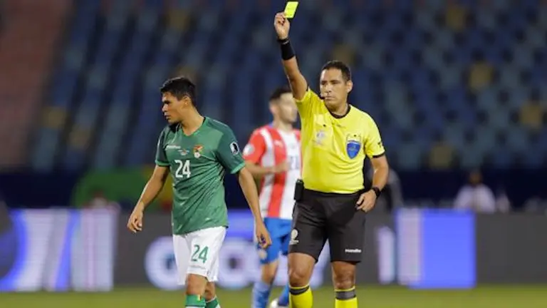 Jaume Cuéllar recibe la cartulina amarilla de amonestación en el partido frente a Paraguay. EFE