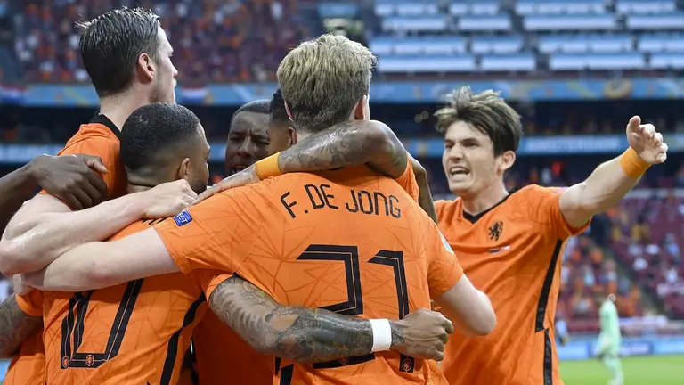 Futbolistas de Holanda celebran uno de los goles con que superaron a Austria en un partido del grupo C de la Eurocopa de Naciones. EFE