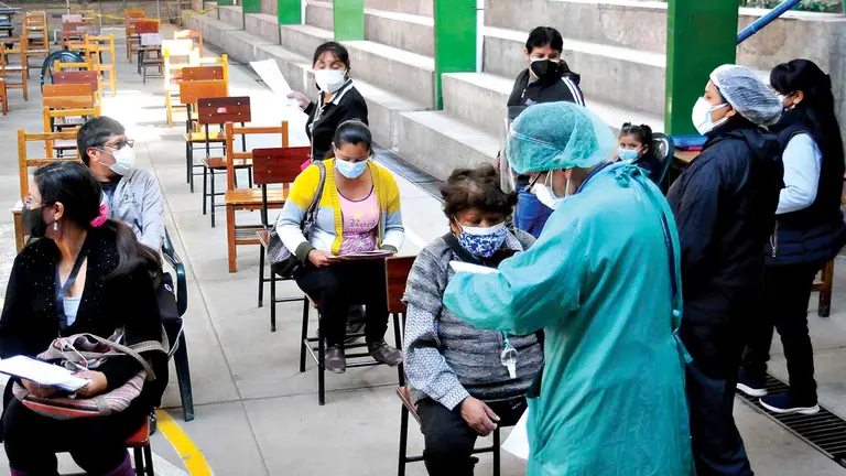 La campaña de vacunación anticovid en Cochabamba. NOÉ PORTUGAL