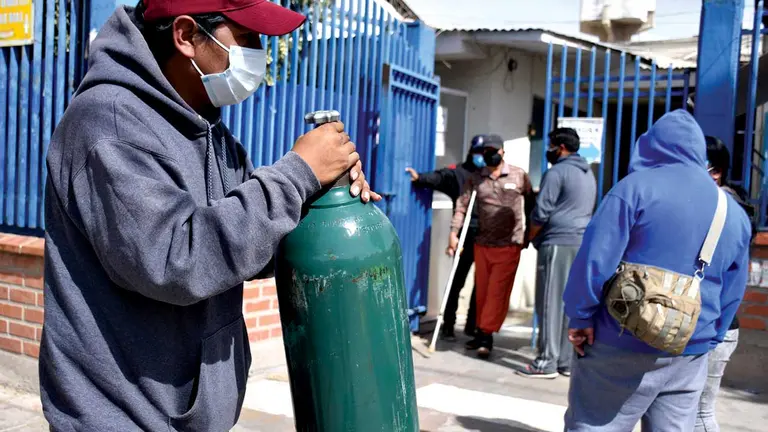 Familiares de pacientes COVID-19 en afueras del hospital Benigno Sánchez de Quillacollo. DICO SOLÍS