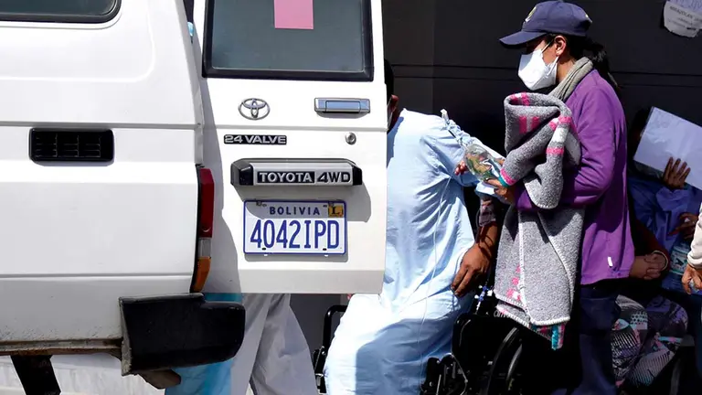 Un paciente que venció la COVID-19 se retira del hospital. DICO SOLÍS