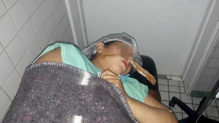 La joven víctima de violencia recibe atención médica. FELCV