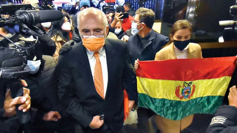El expresidente y líder de CC, Carlos Mesa, al ingresar a su audiencia de declaración informativa. APG
