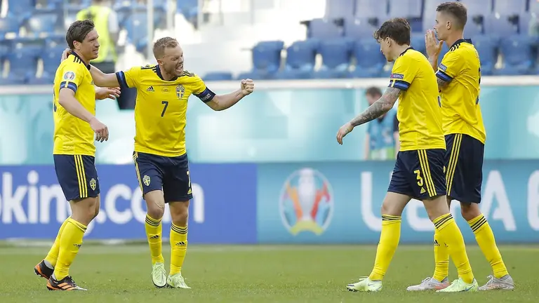 Jugadores de Suecia festejan el gol con que vencieron a Eslovaquia por el grupo E de la Eurocopa de Naciones. EFE