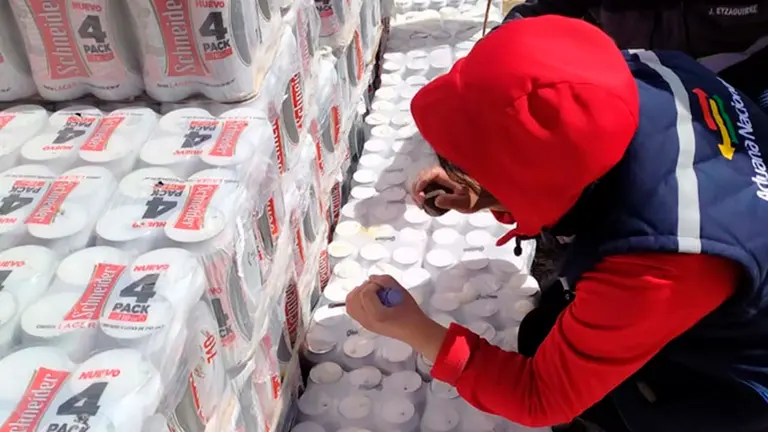 Personal de la Aduana al momento de destruir productos decomisados. Aduana