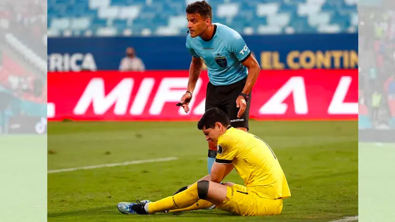 El arquero Carlos Lampe se lamenta tras un acción ante Chile hoy, en un partido del grupo A de la Copa América. EFE