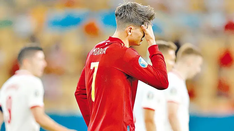 Morata, autor del gol español, se lamenta por el empate.          EFE