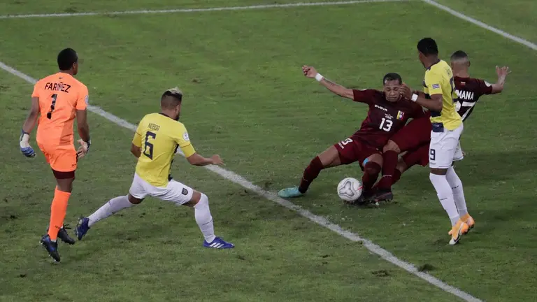 Una jugada del partido de Ecuador ante Venezuela por el grupo B de la Copa América. EFE
