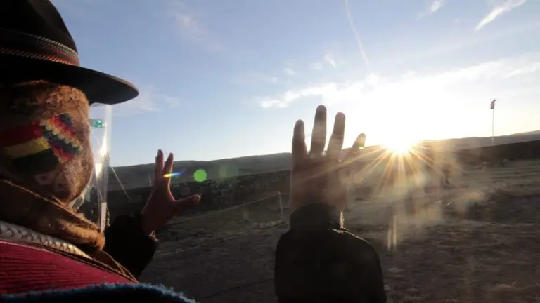 Una persona recibe los primeros rayos del sol en la celebraci&oacute;n del A&ntilde;o Nuevo Andino en Tiwanaku, este 2021./ APG