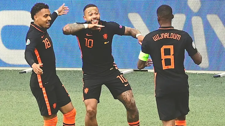 Amsterdam (Netherlands), 21/06/2021.- Georginio Wijnaldum () of the Netherlands celebrates with teammates after scoring the 2-0 lead during the UEFA EURO 2020 preliminary round group C soccer match between North Macedonia and the Netherlands in Amsterdam, Netherlands, 21 June 2021. (Pa&Igrave;ses Bajos; Holanda) EFE/EPA/Olaf Kraak / POOL (RESTRICTIONS: For editorial news reporting purposes only. Images must appear as still images and must not emulate match action video footage. Photographs published in online publications shall have an interval of at least 20 seconds between the posting.)
