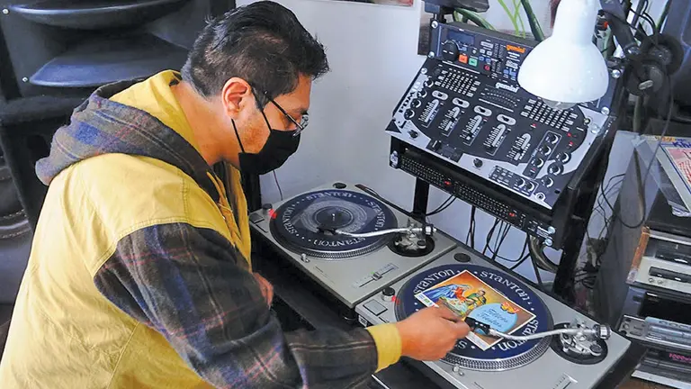 Juan Carlos Galarza expone un tocadiscos en su tienda de vinilos.      NOÉ PORTUGAL