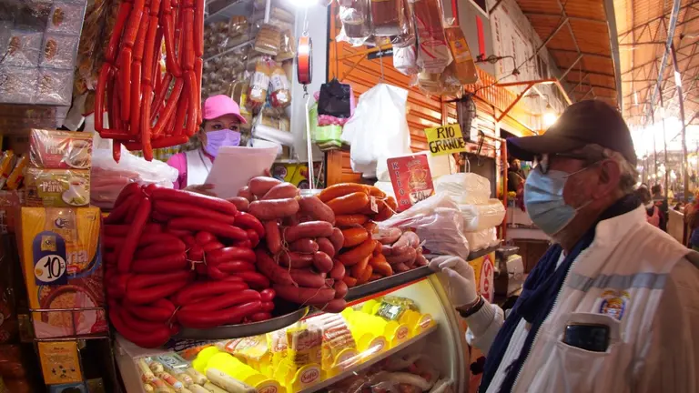 Un funcionario municipal de  Cochabamba en un punto de venta de chorizo en Ceraddo.