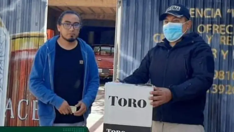 Luis (i), luego de entregar el p&aacute;jaro silvestre. Frecuencia Policial Cochabamba