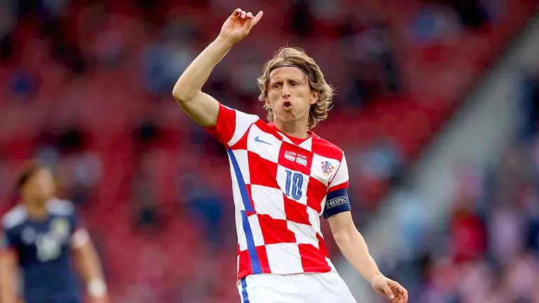 Luka Modric de Croacia durante el partido del grupo D de la Eurocopa 2020 entre las selecciones de Croacia y Escocia. EFE