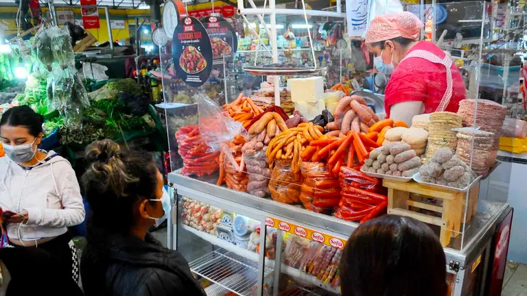 La venta de embutidos en un mercado de la ciudad de Cochabamba. NOÉ PORTUGAL
