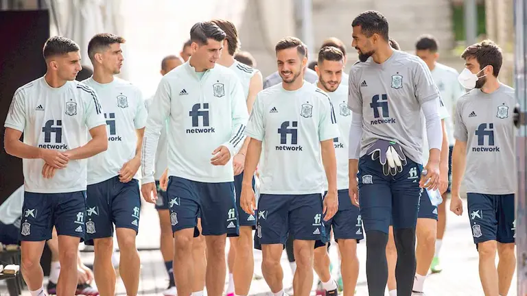 Los jugadores de la selección española de fútbol a su llegada al entrenamiento. EFE