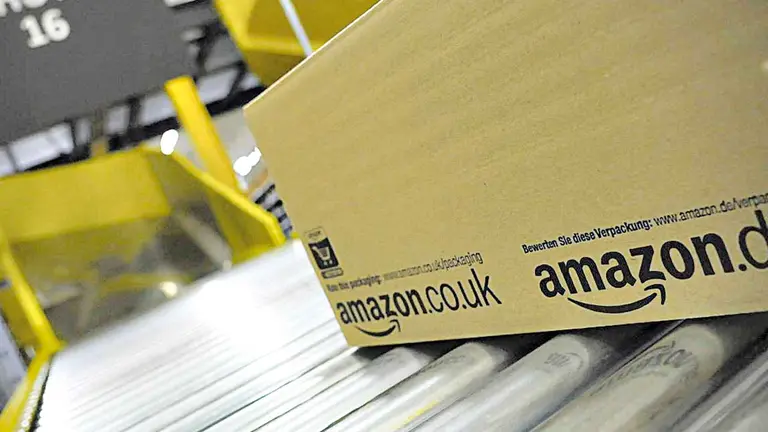 Un paquete listo para ser entregado de Amazon,  uno de las empresas que registró ganancias.  PRENSA LIBRE