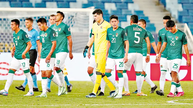 Los jugadores de Bolivia ingresan al terreno de juego para disputar un cotejo de la Copa América. EFE