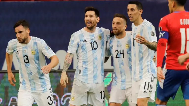 Lionel Messi, durante un partido de la Copa América, junto a sus compañeros de la selección argentina. EFE