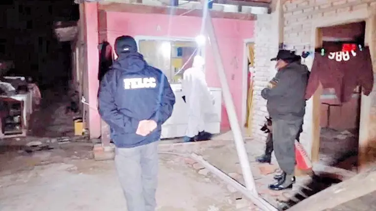 Policía ingresa a la vivienda donde hallaron restos óseos humanos en la urbanización Toborochi, Santa Cruz. RED UNO