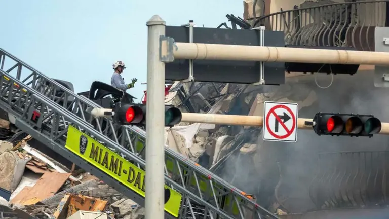 Gobierno de EE.UU. aprueba la declaraci&oacute;n de emergencia por derrumbe en Miami. EFE