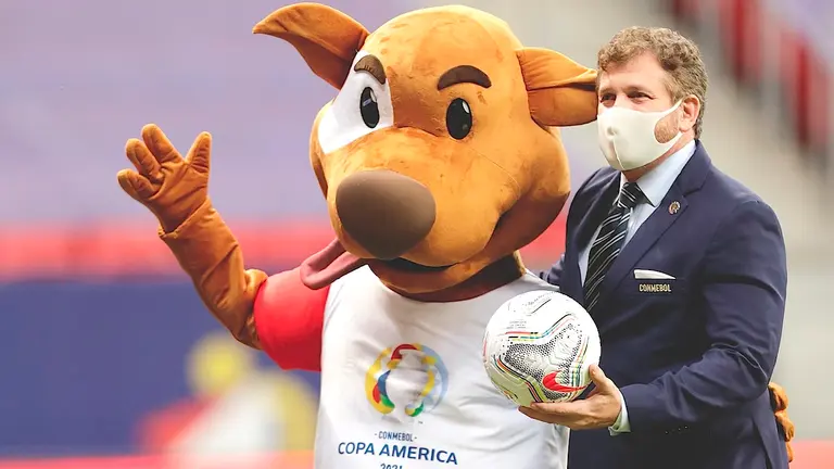 AME6653. BRASILIA (BRASIL), 18/06/2021.- El presidente de la Conmebol, Alejandro Dom&Igrave;nguez (d), posa con la mascota de la Copa Am&Egrave;rica, Pibe, antes de un partido por el grupo A de la Copa Am&Egrave;rica entre Argentina y Uruguay hoy, en el estadio Man&Egrave; Garrincha de Brasilia (Brasil). EFE/Joedson Alves
