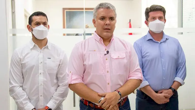 Fotografía cedida por la presidencia de Colombia del mandatario Iván Duque (c) junto al ministro del Interior Daniel Palacios (i) y el ministro de Defensa Diego Molano este viernes en Cúcuta (Colombia). EFE