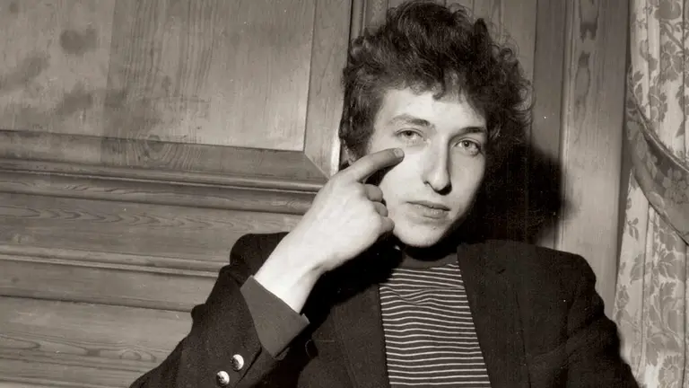 Bob Dylan señala su ojo derecho en abril de 1965. DOUG MCKENZIE- GETTY IMAGES