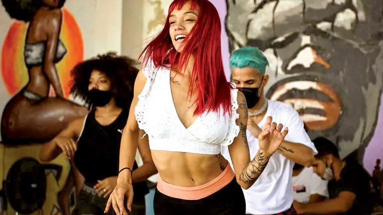 Paloma Duarte, de 23 años, empezó &ldquo;con el ballet clásico&rdquo; antes de entrar en una compañía de danza folclórica. YAMIL LAGE