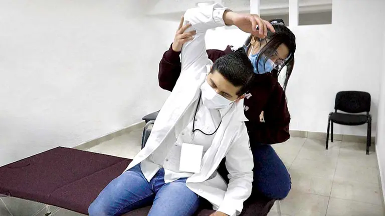 Una persona que tuvo el alta de COVID-19 realiza ejercicios integrales. Milenio