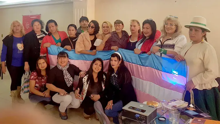 Mujeres trans, con la recordada Pamela Valenzuela (c), en 2020. Movimiento Trans Feminista Bolivia