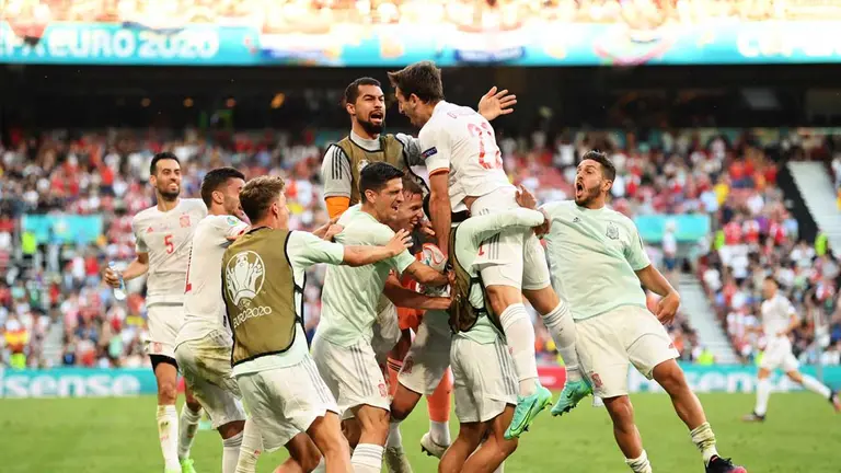 Los jugadores espa&ntilde;oles celebran su pase a cuartos. EFE