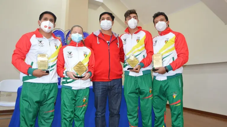 Rafaela Mendoza y Fabi&aacute;n Pe&ntilde;a, junto a sus entrenadores y el director del  Sedede. Gentileza Sedede