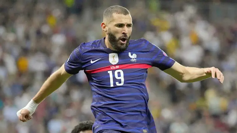 El delantero de Francia, Karim Benzema, celebra el primer gol del combinado francés durante el encuentro correspondiente a los octavos de final de la Eurocopa de naciones disputado hoy frente a Suiza en Bucarest. EFE