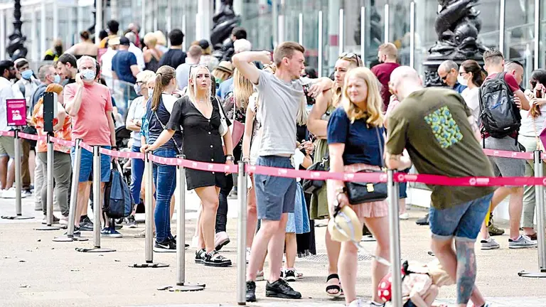Decenas de personas esperaban su turno para subir al London Eye.  EFE