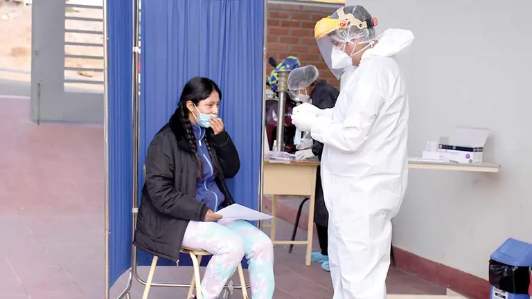 Personal de salud realiza rastrillaje COVID en K&rsquo;ara K&rsquo;ara. DICO SOLÍS