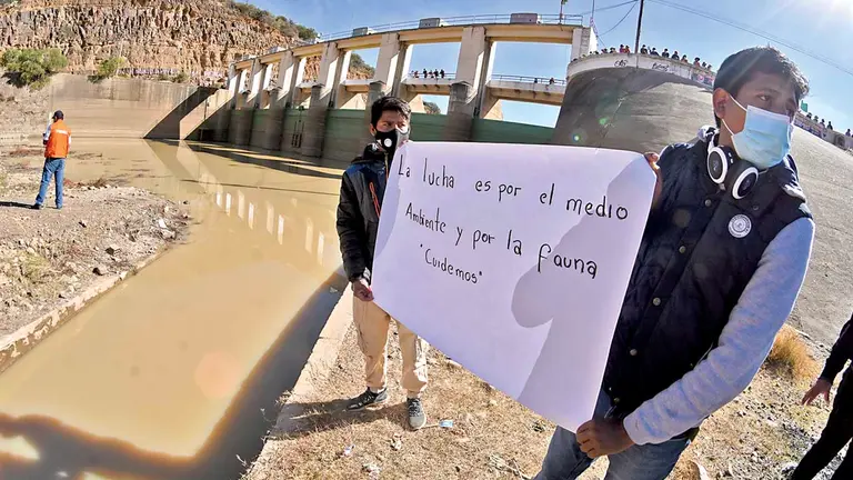 La protesta en la represa de La Angostura, la pasada semana. DICO SOLÍS