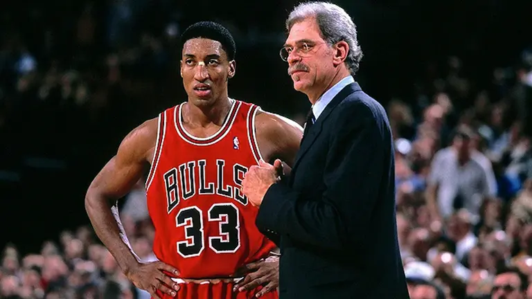 Pippen (i) y Jackson (d), durante un partido de los Chicago Bulls por la NBA. emol.com
