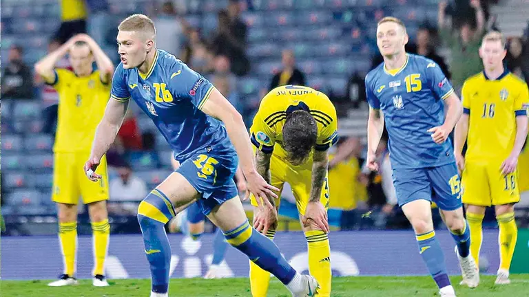 El jugador Artem Dovbyk (i) celebra el gol del triunfo frente a los suecos sorprendidos. EFE