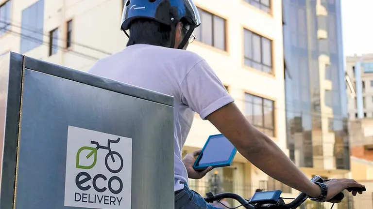Un funcionario de Ecodelivery traslada un pedido en una bicicleta. CortesÍa Ecodelivery