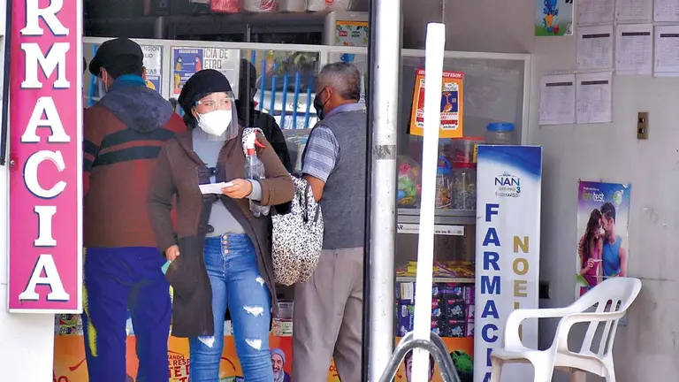 Un grupo de personas hace fila en una farmacia para comprar medicamentos. DICO SOLÍS