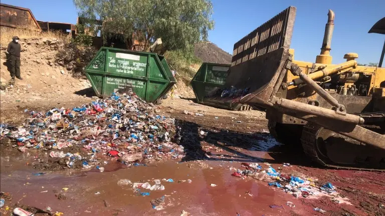 Destrucci&oacute;n de bebidas alcoh&oacute;licas decomisadas por contrabando, en EMSA. MIGUEL ROJAS