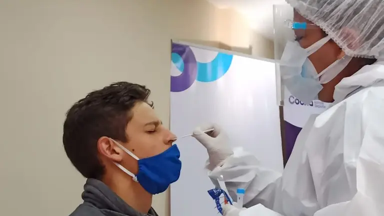 Personal de salud toma las muestras para las pruebas de antígeno nasal con miras al nacional clasificatorio al Mundial de Bicicross. GAMC