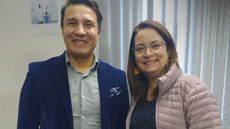 El conductor de la pantalla chica, junto con la gerente de BTV, Roc&iacute;o Molina. Bolivia TV