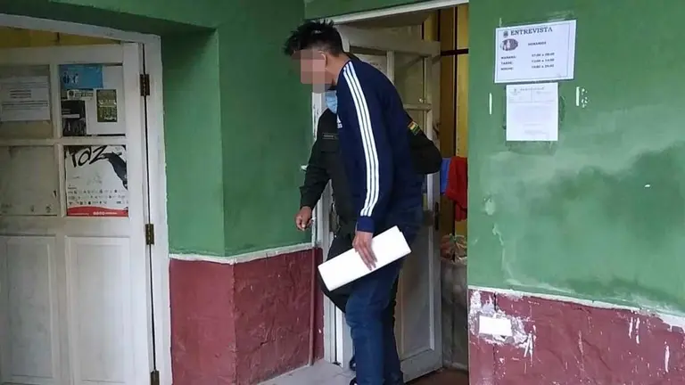 El joven acusado de violación a una menor es trasladado a celdas policiales. Éxito Noticias