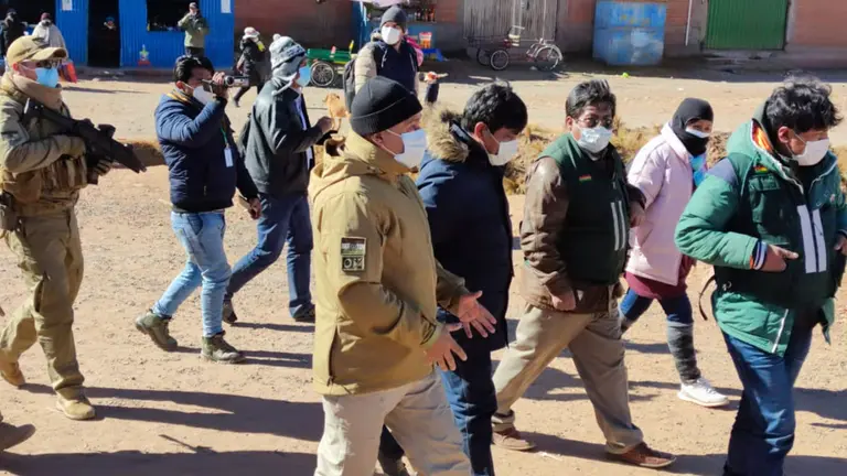 La comisión durante la inspección en la frontera Bolivia - Perú, el martes. HECTOR ARCE