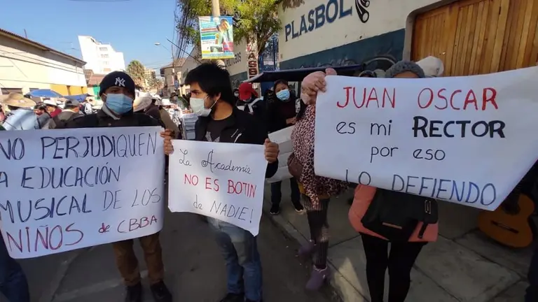 Estudiantes muestran carteles de protesta en las afueras de la Dirección Departamental de Educación (DDE). Exigen %22respeto por el rector Juan Óscar Guzmán. NOÉ PORTUGAL