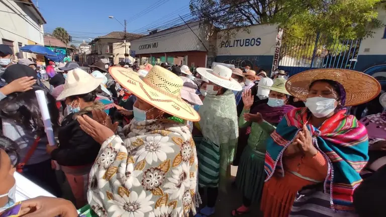 Padres de familia del distrito 9 protestan y exigen ítems en las afueras de la Dirección Departamental de Educación. NOÉ PORTUGAL